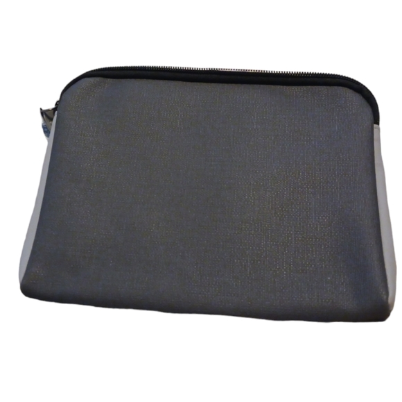 TUMI FOR DELTA LINED TOILETRIES BAG WITH ZIPPER AND SILVER TUMI LOGO - Picture 4 of 4